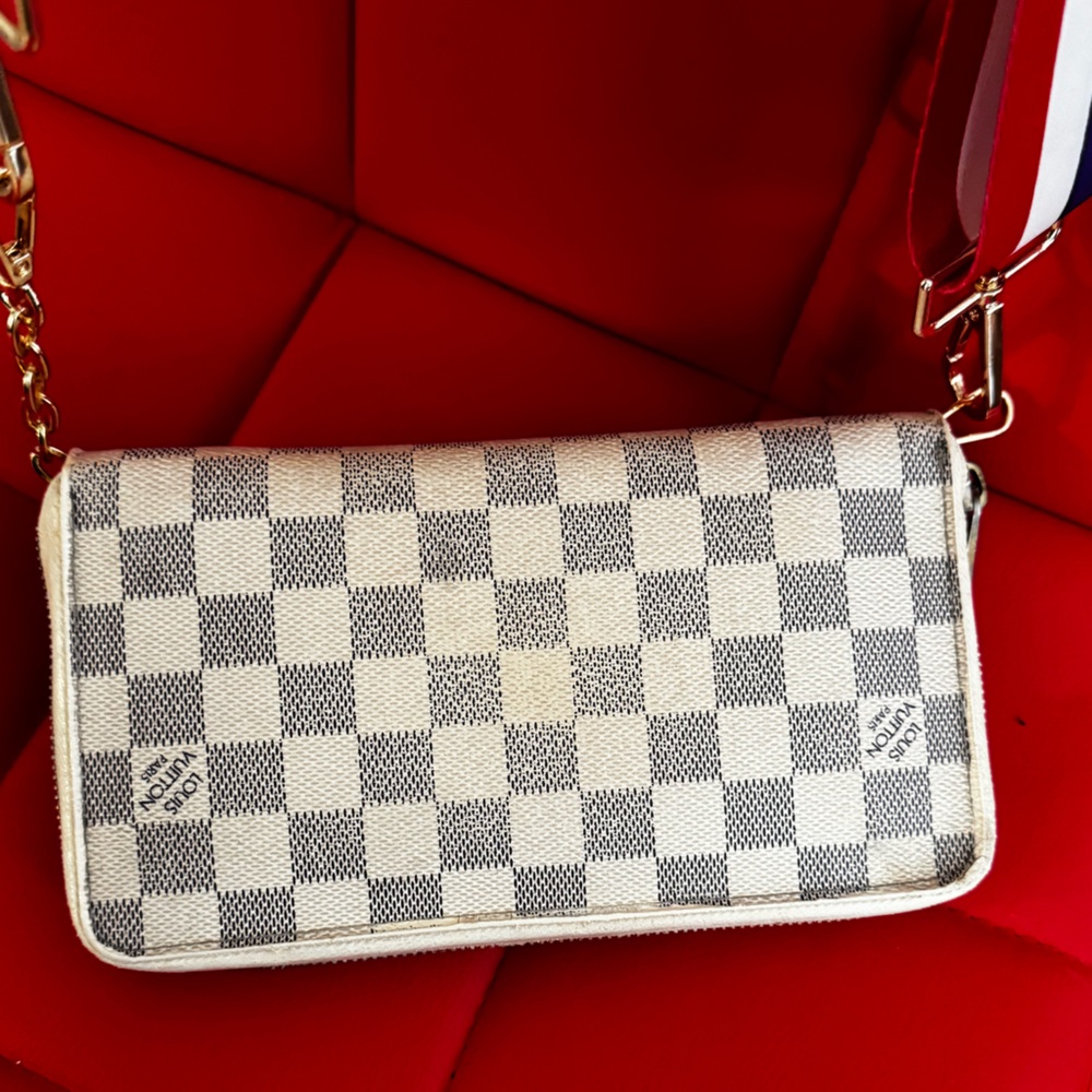 Louis Vuitton
Damier Azur zip large organizer converted
Crossbody pre-loved - Picture 5 of 17